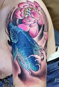 Рука кольору татуювання лотоса кальмар