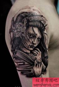 gambar lengan besar pola tato geisha