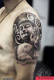 Los tatuajes del brazo Buda son compartidos por la sala de tatuajes
