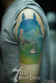 Naoružani modni trend Totoro uzorka tetovaža