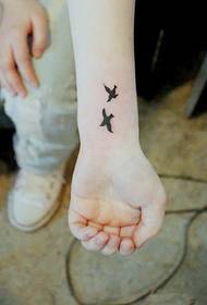 Piękny i stylowy wzór tatuażu ptaka z rękami