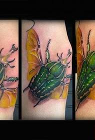 Brazo creativo trabajo de tatuaje de insectos