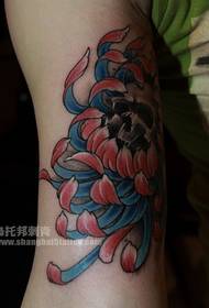 Les bras ressemblent à un motif de tatouage classique en chrysanthème