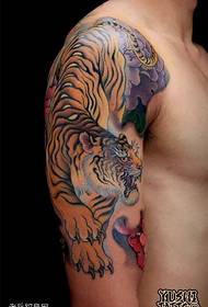 Tiger-Tattoos in Armfarbe werden von Tattoos geteilt