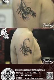 Vyro rankos klasikinis skorpiono tatuiruotės modelis
