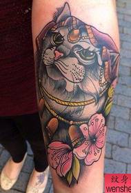 Spectacol de tatuaje, recomandă o femeie de lucru de tatuaj pentru pisici