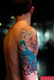 un bellissimo disegno del tatuaggio pesca