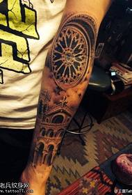 I tatuaggi per le braccia in stile architettonico sono condivisi dai tatuaggi
