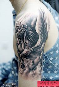 Patrón de tatuaje de unicornio de brazo