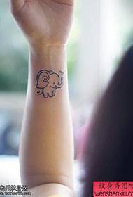 Le braccia come i tatuaggi sono condivise dai tatuaggi