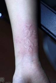 Oulike arm wit, klein goudvis tatoeëerpatroon