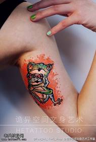 Tetovējumu muzejs iesaka ar roku krāsotu varžu tetovējumu veikt ar rokām