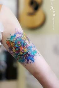 Žena prskanje tetovažom mačjih mačaka djeluje putem tattoo showa