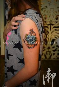 Naisen käsivarren väri ankkuri ruusu tatuointi malli