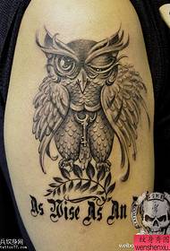 I-Arm Owl Alphabet tattoos kwabelwane ngayo yiHolo yeTatoo