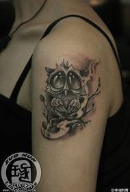 Wzór tatuażu kobiece ramię sowa