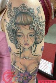 Moteris rankos geišos tatuiruotės darbas