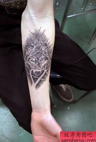Un tatuaggio da lupo sul braccio