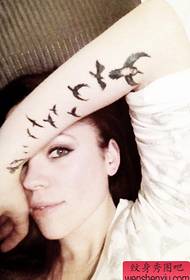Робота жінки ластівка татуювання