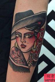 A tetováló show bár a kar személyiségének népszerű lány tetoválásmintáját ajánlotta