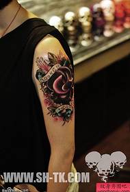 braccio tatuaggio floreale europeo