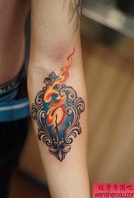 Tatuatge de bracet de color d'un braç