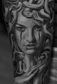 Gipakita ang tattoo, girekomenda ang usa ka bukton, Medusa nga buhat sa tattoo nga tattoo