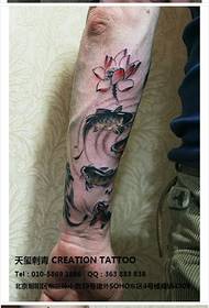 Jongen Aarm Moud gutt ausgesinn Tëntkissen Lotus Tattoo Muster