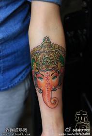 Colore del braccio come il modello del tatuaggio di Dio