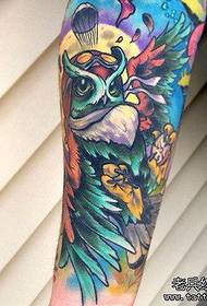Kreativni rad tetovaže sove u boji ruke