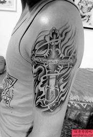 Taispeántas tattoo, mol tatú tras-lámh