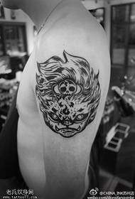 Tatuaggi di braccia e testa vuota sono condivisi da tatuaggi