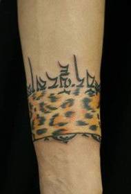 Beau motif de tatouage de brassard léopard