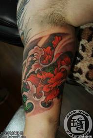Patrón de tatuaje de flor de peonía color brazo