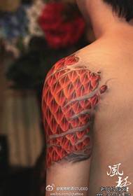 Roko super čeden raztrgan vzorec tetovaže lestvice zmaja