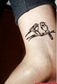 Ranne pienen tuoreen linnun tatuointityö