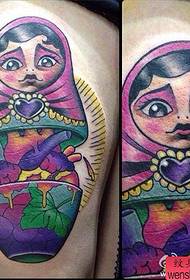 Tatuaż na ramieniu lalki działa