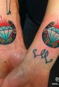 Braț cuplă un model de tatuaj cu diamante