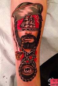A tetováló show-kép egy karos színű tengerész tetoválásmintát ajánlott