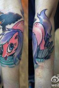 Motif de tatouage poney mignon et élégant avec bras