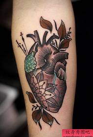 Czarno-biały szkic serca na ramieniu działa według tatuaży