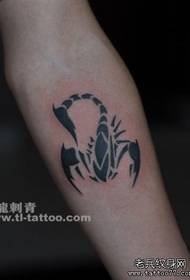 Modello tatuaggio classico totem braccio popolare popolare