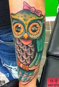 Татуювання сови з кольором руки поділяється магазином тату-шоу