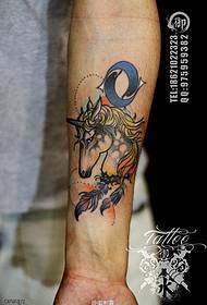 ເຄື່ອງສັກສີ tattoo unicorn ທີ່ໃຊ້ຮ່ວມກັນໂດຍຫ້ອງ tattoo