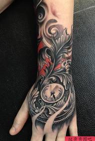 Tattoo agogo na hannun hannu suna rabawa ta hanyar zane