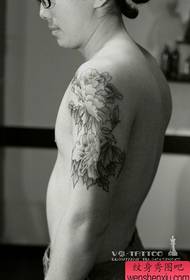 Arm sort-hvid pion tatovering arbejde
