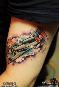 Los tatuajes de aviones de color de brazo son compartidos por tatuajes