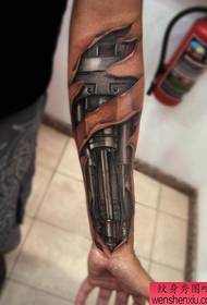Mechaniczny tatuaż 3D na ramieniu