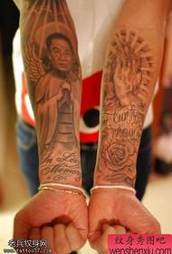 Tangan Donga Lengan Tangan kanthi Nuduhake Tattoo