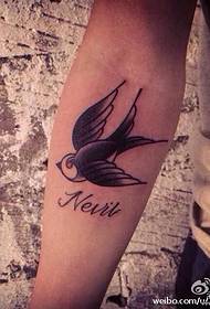 Tattoo-show, riede in earm-swalker-tatoet oan